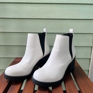 Super cute white booties